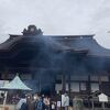 藤棚がたくさんあり、藤まつりが開催されるお寺