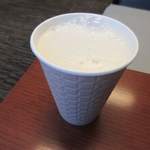 紙コップに入ったオリオンビール