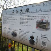 欄干の擬宝珠（ぎぼし）は、京都の歴史そのものです