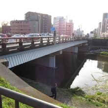 橋は こんな形で鴨川に架かっています