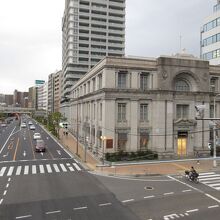 海岸通りに面して建っています