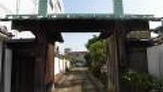 大きな赤い扁額が掛けられていて、とても目立っていました