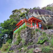 これぞ熊野古道といった急な長い階段を昇った先にはある巨岩を背負った神社