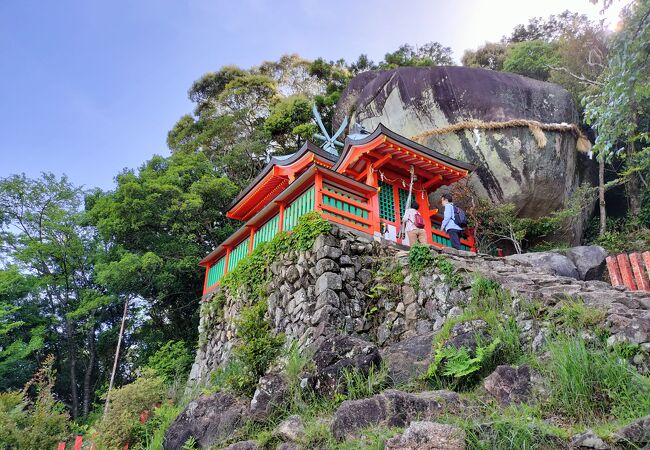 これぞ熊野古道といった急な長い階段を昇った先にはある巨岩を背負った神社