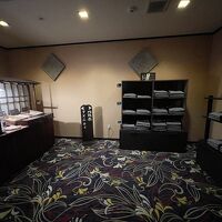 ロビーエリアの隅っこで、アメニティや館内着（作務衣）を受取る