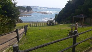 白浜バスセンターより２km程度のところに位置する番所山という山を活かした公園