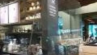 サントリーホールも入っています