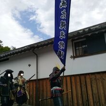 酢屋の坂を下りてくる武者行列