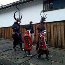 酢屋の坂を下りてくる武者行列　子供武者も沢山参加