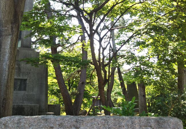 県政記念館、白山神社がある