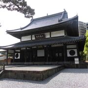 古都の寺社にいるような雰囲気の建物です