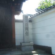 住宅街の中の歴史ある寺院です。