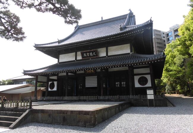 古都の寺社にいるような雰囲気の建物です