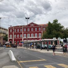 サンタ・アポローニア駅舎と駅前全景