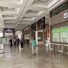 サンタ・アポローニア駅有人窓口も人は少な目