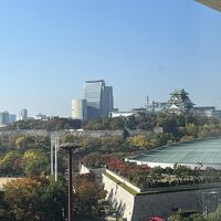 大阪城はかなり斜めに見えます。