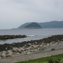 柏島から望んだ沖ノ島、写真奥の島です。