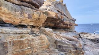 国の名勝に指定されている、今から約2300万年前～約260万年前の新第三紀層の砂岩からなる景勝地