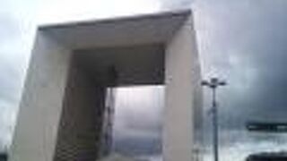 正式名称は友愛の大アーチ