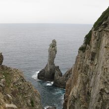 大海原に聳え立つ観音岩