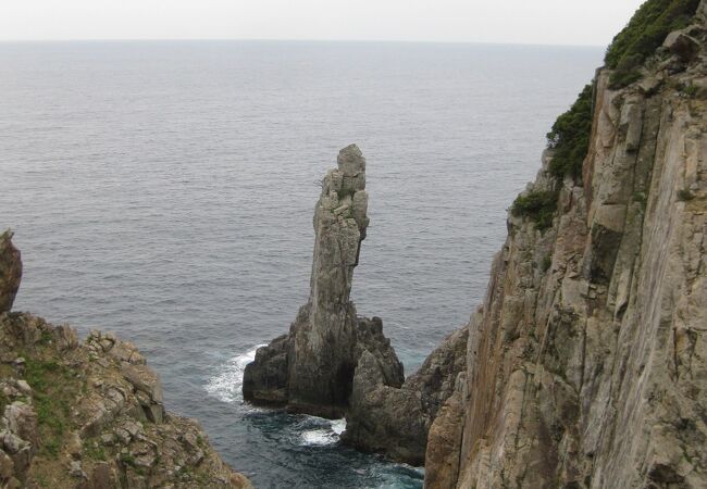 大海原に聳え立つ奇岩