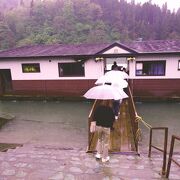 雨の日も屋根付きで快適。