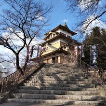公園から見た、高島城の入り口