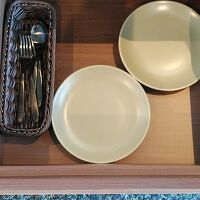 お皿にカトラリー