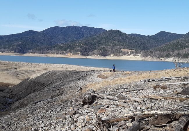 士幌線の鉄道遺構が見所のダム湖