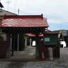 赤い屋根が特徴的な寺院