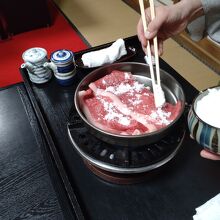 お肉にさらさらと砂糖をかけて。。。