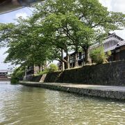 近江八幡の観光として有名な水郷・八幡掘りの水路沿いにあります。