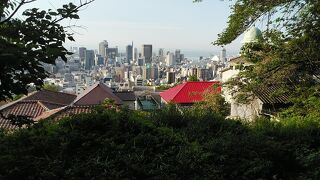 北野異人館街の一番高台にあります。