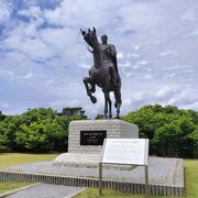 エルトゥールル号遭難記念碑の前にトルコ共和国の初代大統領の騎馬像があります