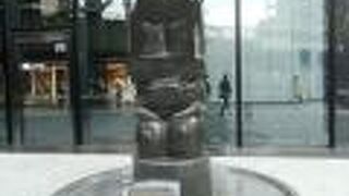 ユニークな形の弁天は、近くの出雲大社とともに恋を成就させます