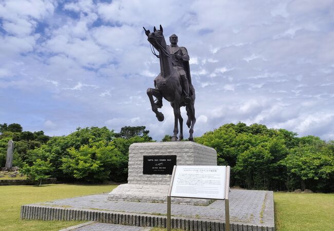 エルトゥールル号遭難記念碑の前にトルコ共和国の初代大統領の騎馬像があります