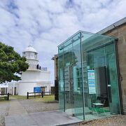 日本最古の灯台に併設する官舎は国の重要文化財に登録され内部公開されています
