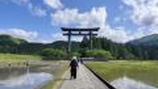 何もない田んぼの中に建つ日本一の大鳥居はかつて熊野本宮大社があった場所