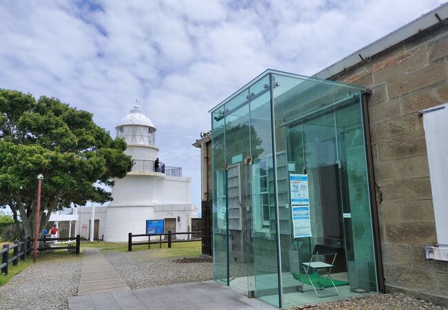 日本最古の灯台に併設する官舎は国の重要文化財に登録され内部公開されています