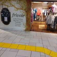 通路に沿ってお店はある