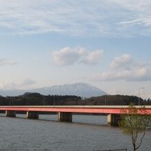 御所湖ごしの岩木山