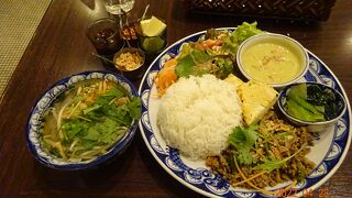 歴史ある建物内で頂くベトナム料理