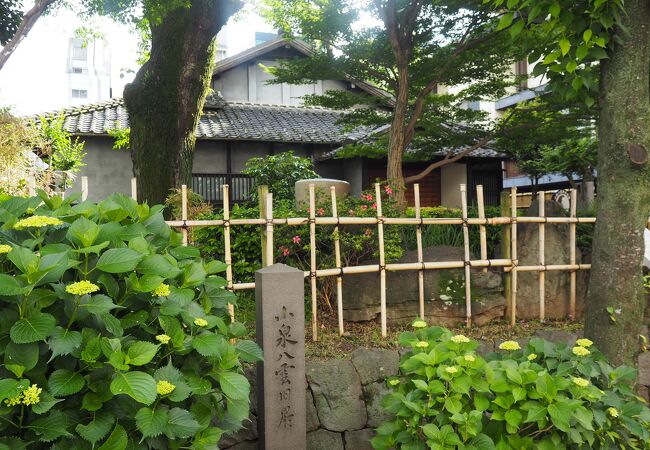 鶴屋百貨店の裏側にある