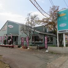 お店の外観。ファミレス風で気軽に入れます。