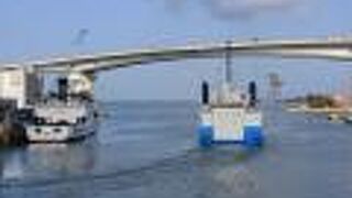 那覇泊港のゲートブリッジです