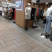 お店は通路広くてゆったりした感じ