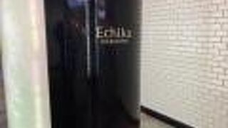 地下街のショッピングスポット