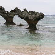 ハートロックのあるティーヌ浜