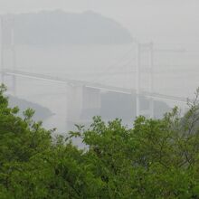 亀老山展望公園からの眺め。雨でほとんど何も見えない。