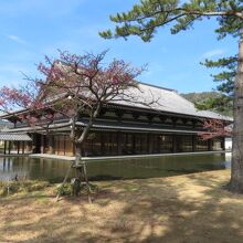 水に浮かぶ建築物です